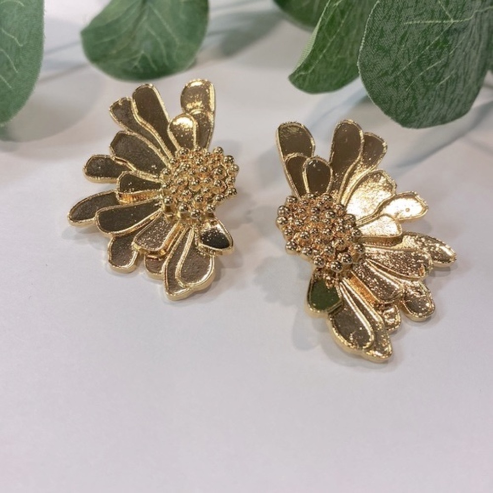 Elegant flower drop earrings